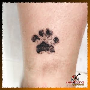 Tatuaje para mujer, tatuaje pequeño, tatuaje micro,tatuaje en la pierna, tatuaje realista huella perro