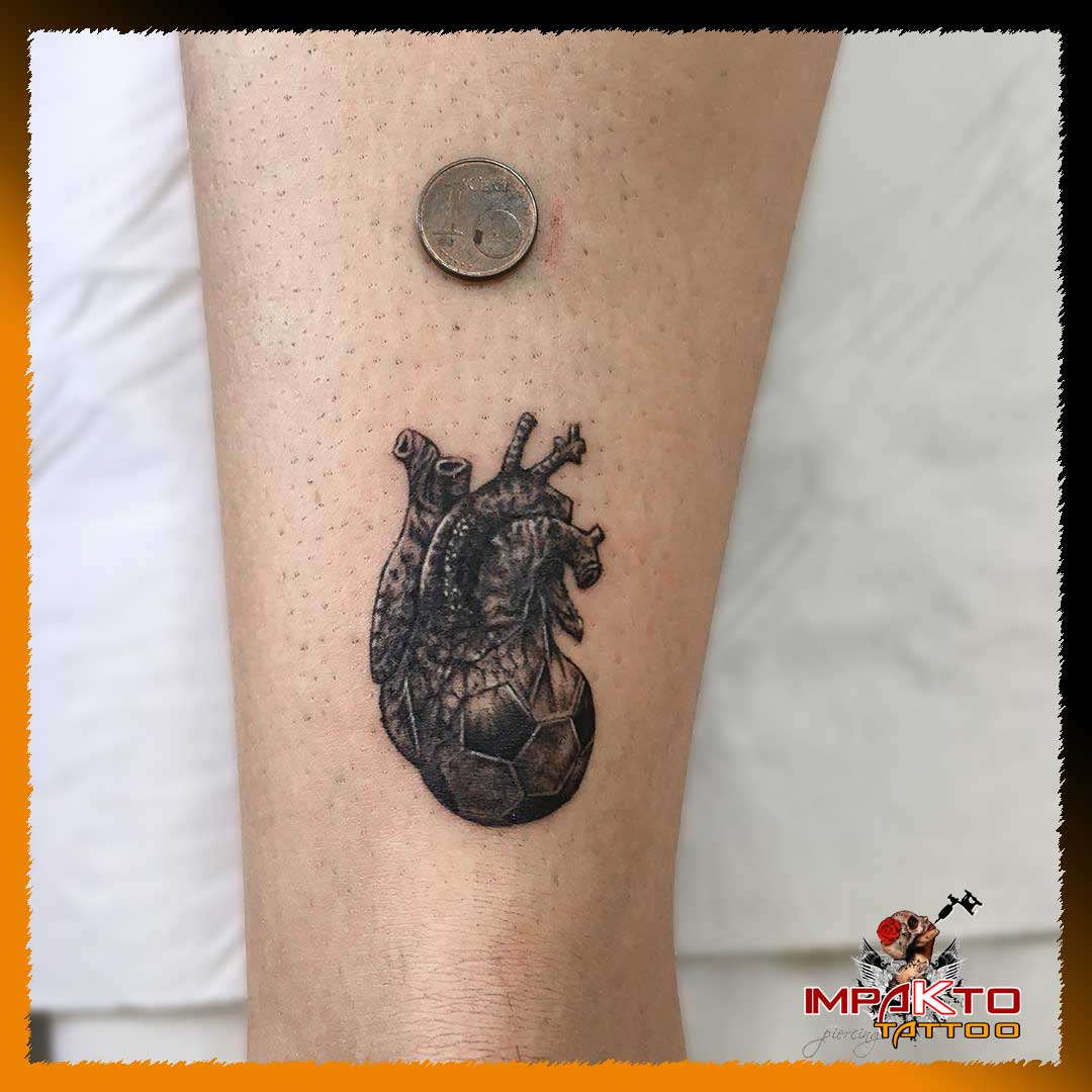 Featured image of post Tatuajes Peque os Hombre Pierna Tambi n te puede interesar ver tatuajes de cruz