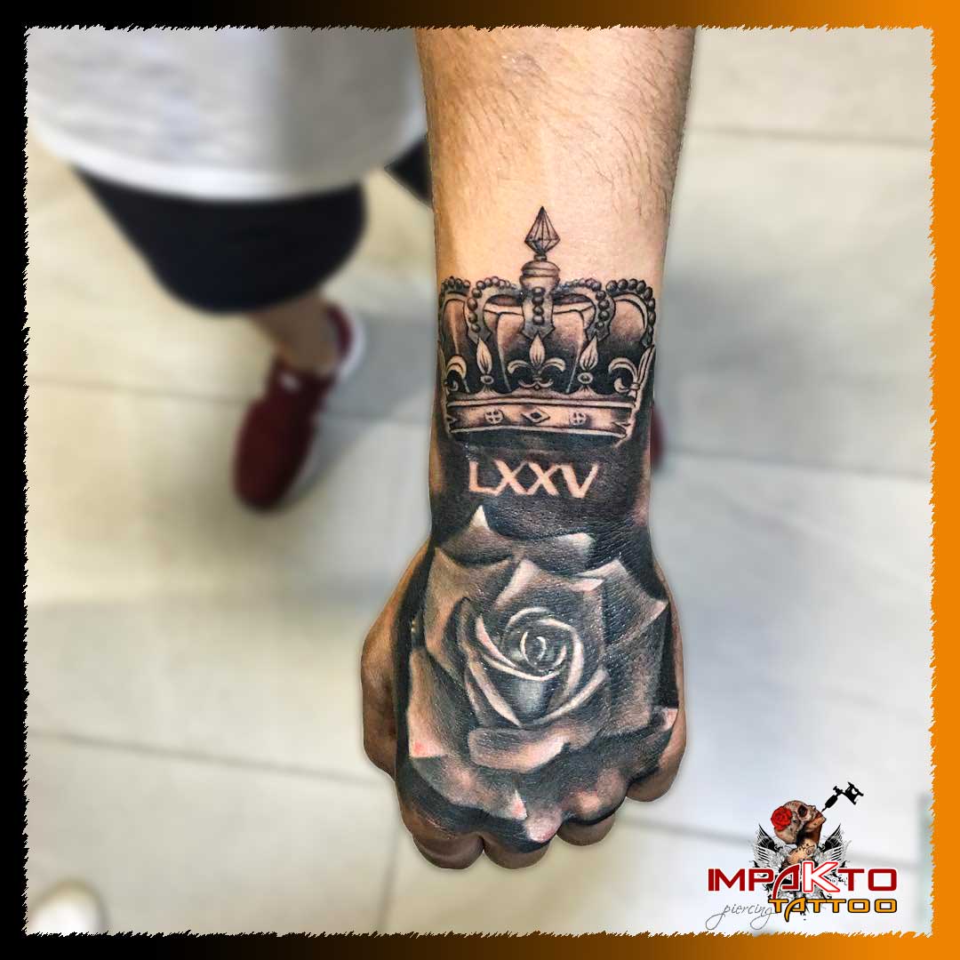 Tatuaje para hombre, Tatuaje en la mano, Rosa y Corona