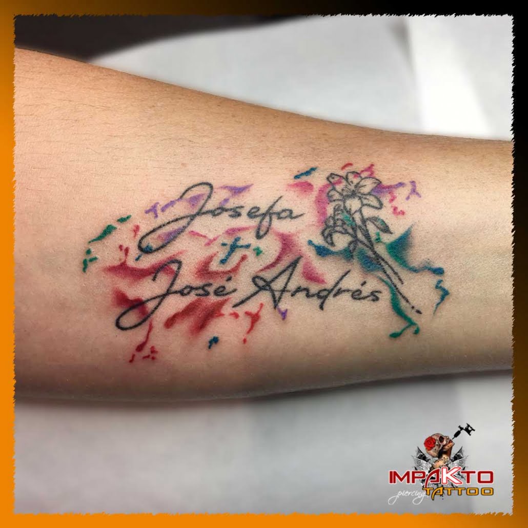 Tatuaje Femenino y Acuarela en brazo.