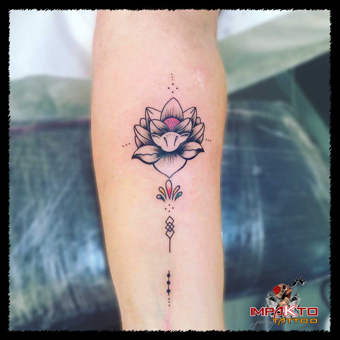 Tatuaje para mujer, tatuaje en el brazo, flor de loto