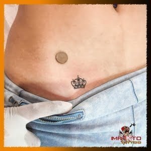 Tatuaje para mujer, tatuaje micro, tatuaje pequeño, corona sexy